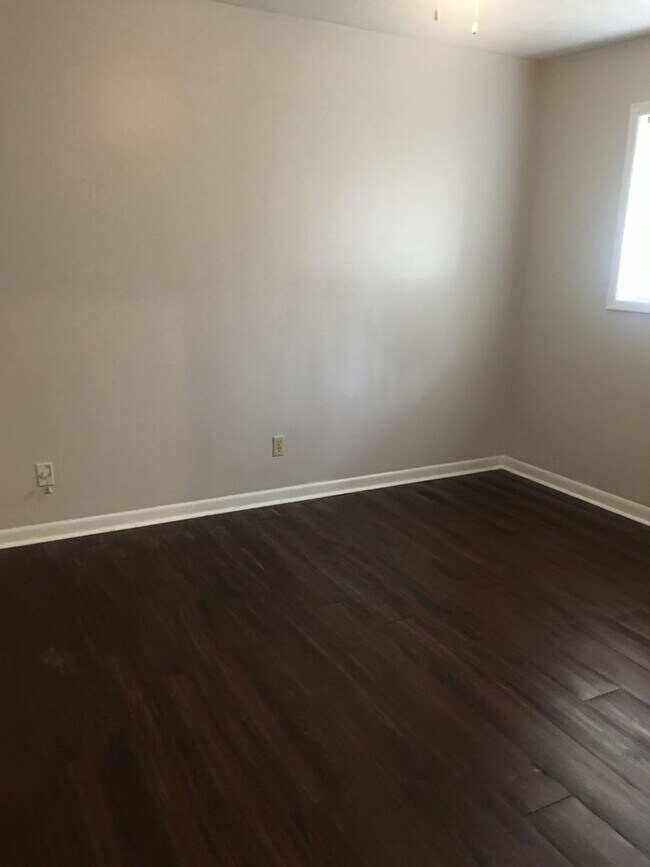 Building Photo - Beautiful Remodeled 3/1 Home