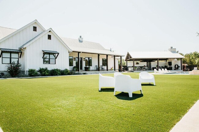 Primary Photo - 2300 W Fitzhugh Rd