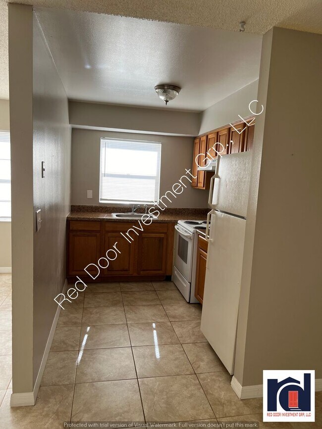 Building Photo - Downstairs 1/1 - Small Quiet Apartment Com...