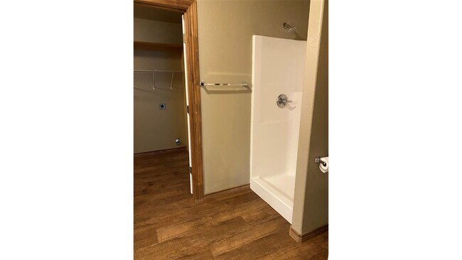 Building Photo - 10910 Shady Oaks Dr