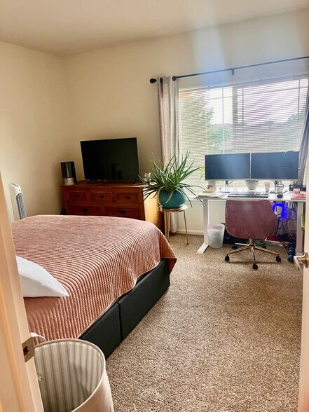 Building Photo - 2803 Kansas Dr