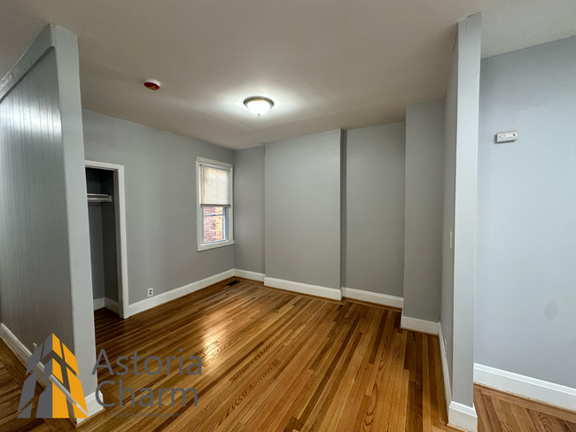 Building Photo - Comfortable Spacious 2 Bedroom + Den 1 Bat...