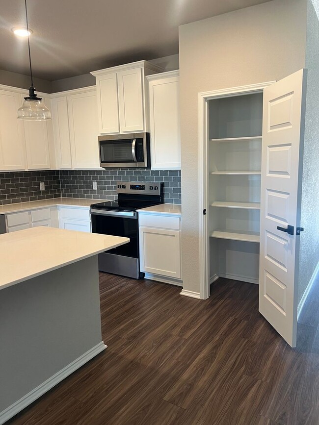 Building Photo - NEW 4 Bedroom in Joshua ISD. Move in special for the end of the year!