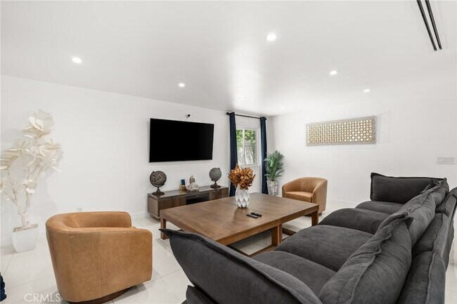 Building Photo - 4630 Cedros Ave