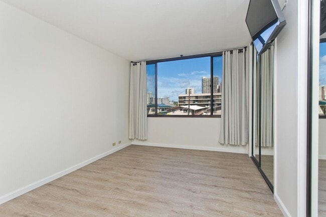 Building Photo - Available NOW ! 2/2/2 in town! Beautiful a...