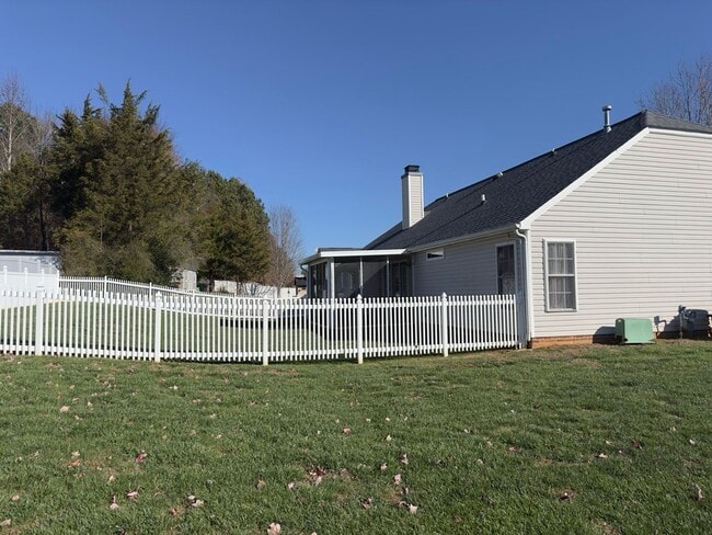 Building Photo - 1806 Hanford Hills Rd