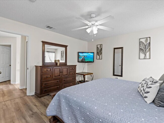 Building Photo - 113 Pompano Beach Dr