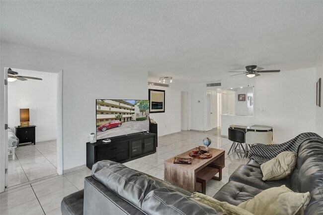 Building Photo - 1690 NE 191st St