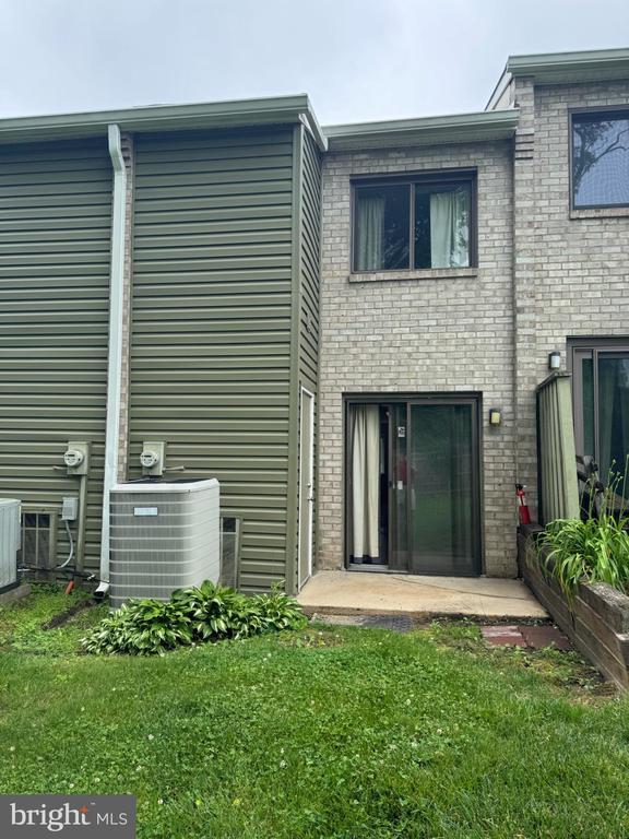 Building Photo - 603 Valley Dr