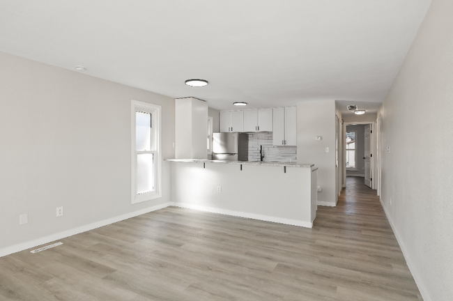 Building Photo - Completely Renovated Apartment!