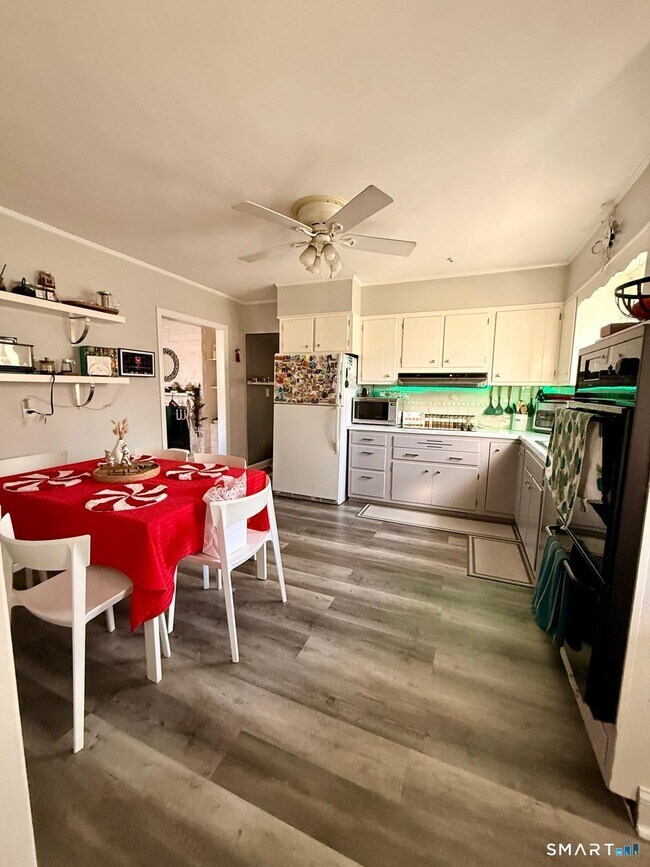 Building Photo - 12 Belaire Dr