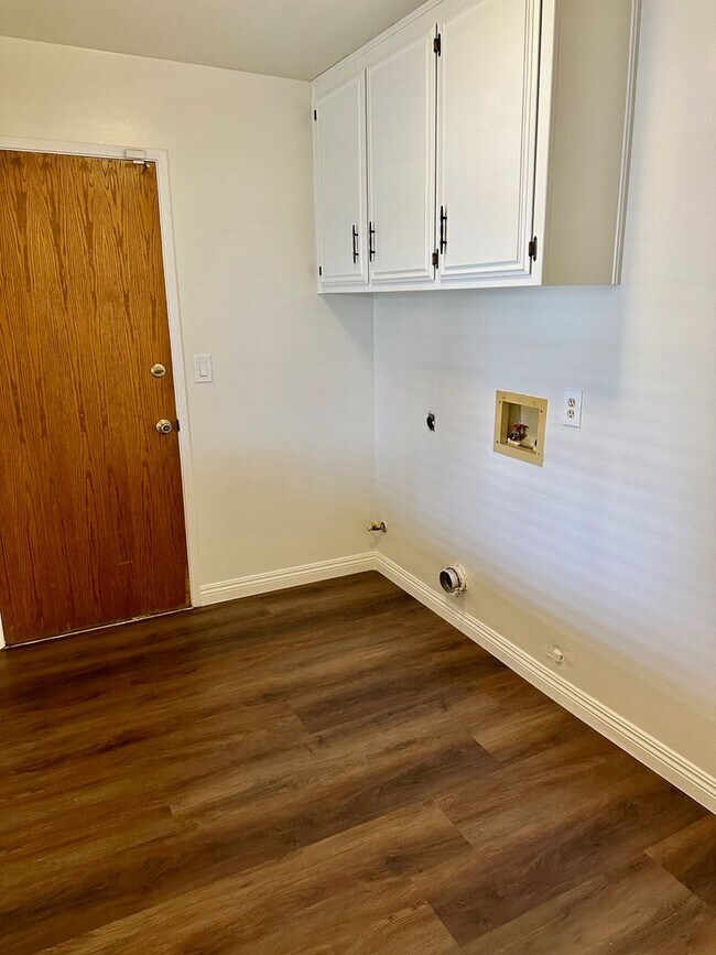 Building Photo - 9913 Spring Oak Dr