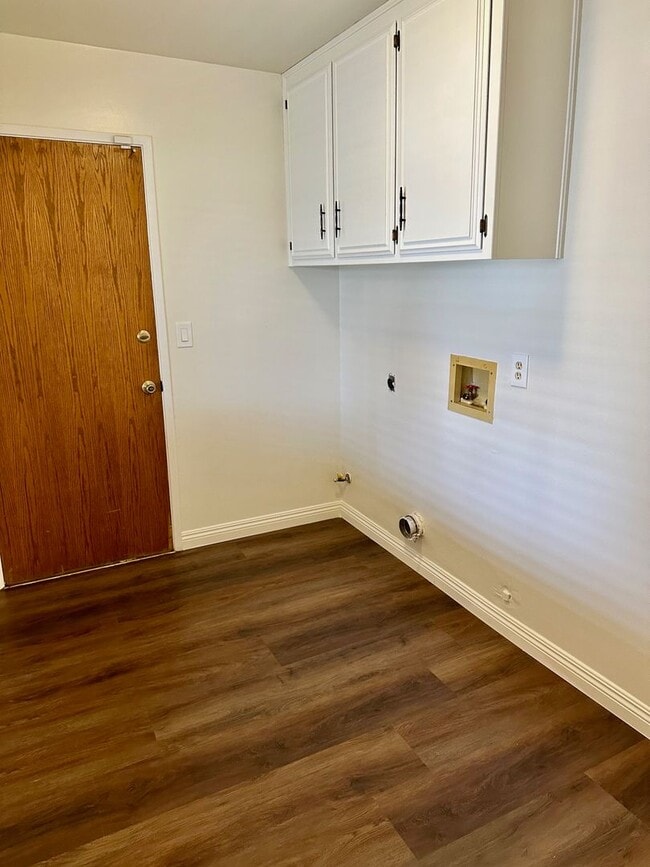 Building Photo - Haggin Oaks Cul De Sac Beauty! Best Schools and Shopping! 3Bed 2Bath $2,750Rent $2,750Deposit App...