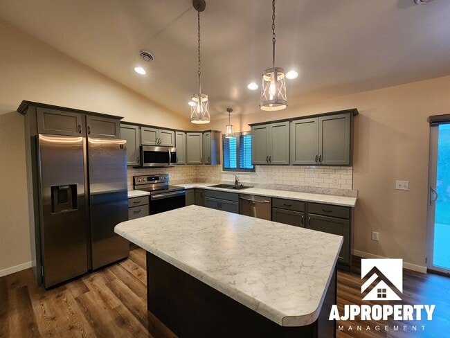 Building Photo - 3-bedroom 2-bathroom townhome