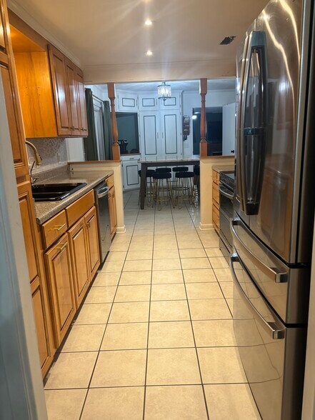Kitchen - 400 Colonial Dr