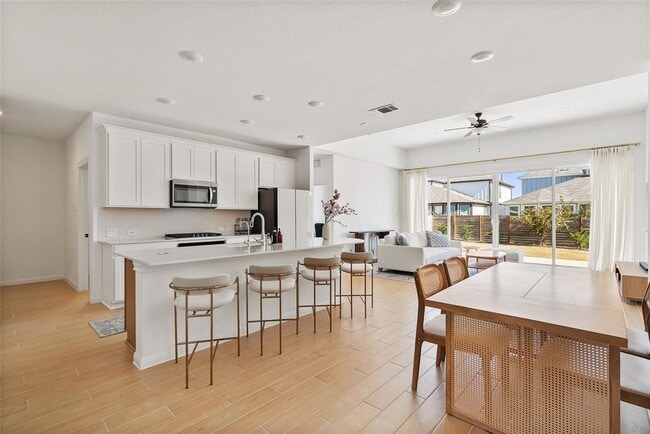 Building Photo - 304 Regatta Trl