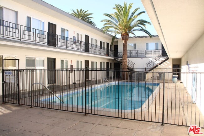 Building Photo - 115 N Oak St