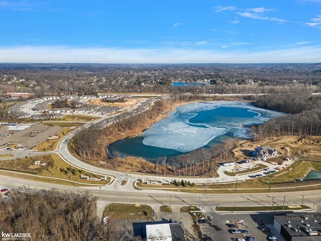 Building Photo - 5841 Lakeway Dr