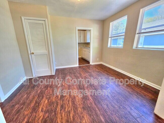 Building Photo - 916 W 25th St