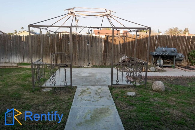 Building Photo - Updated! 4BD/2BA Home in SW Bakersfield
