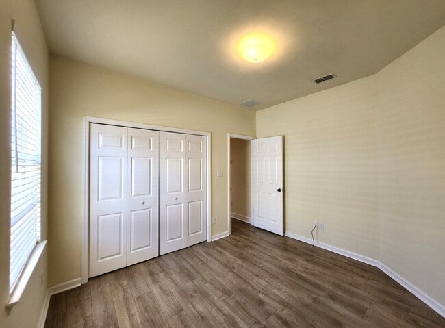 Building Photo - Beautiful 3 bedroom town home with wood fl...