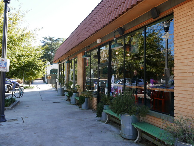 Oakhurst Shops and Restaurants - 139 E Hill St