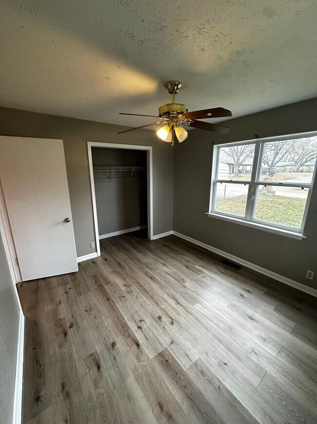 Building Photo - 3 Bedroom 1 bath