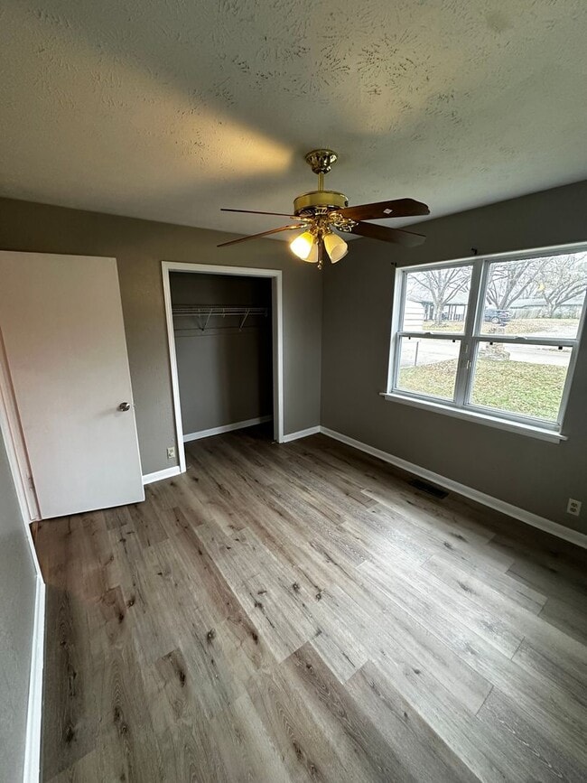 Building Photo - 3 Bedroom 2 Bath home | Fenced in back yard | In Town