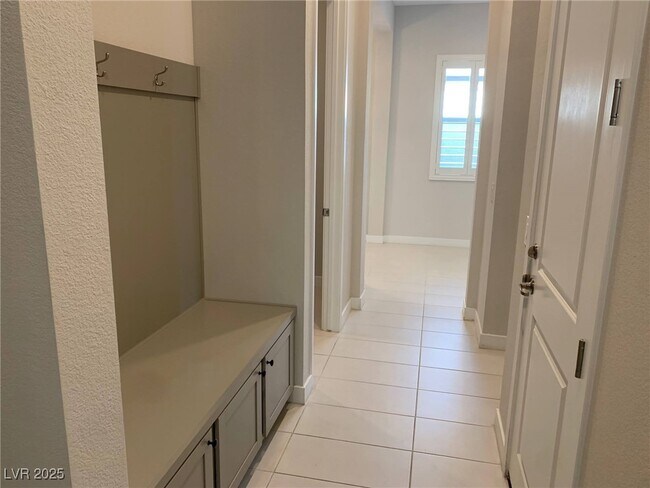 Building Photo - 819 Silverton Spgs St