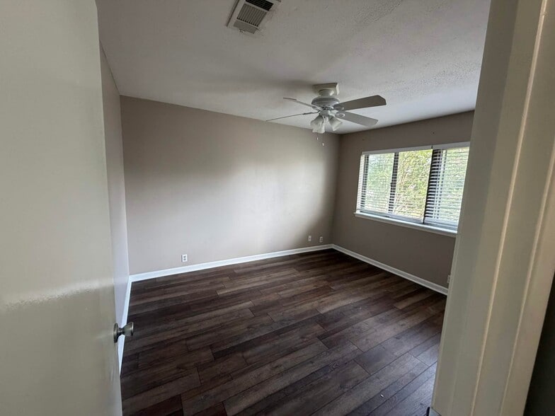 Building Photo - 211 Lakebend Cir