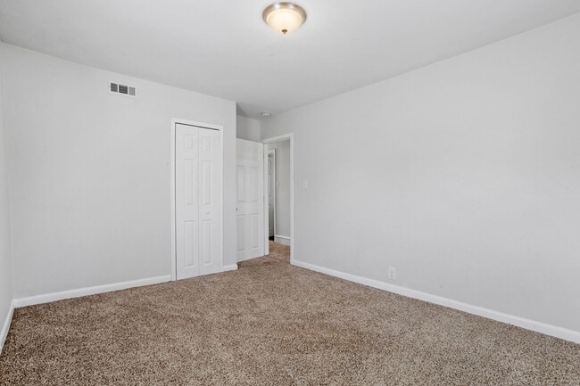 Building Photo - 332 W Olive St