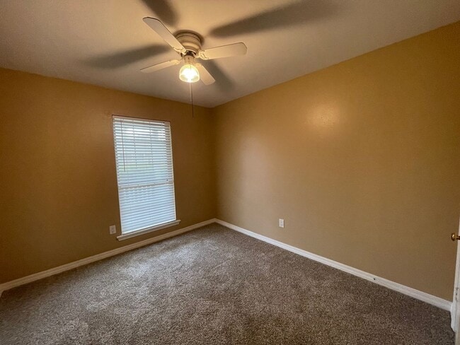 Building Photo - Stockwell Area! A Must See Today!