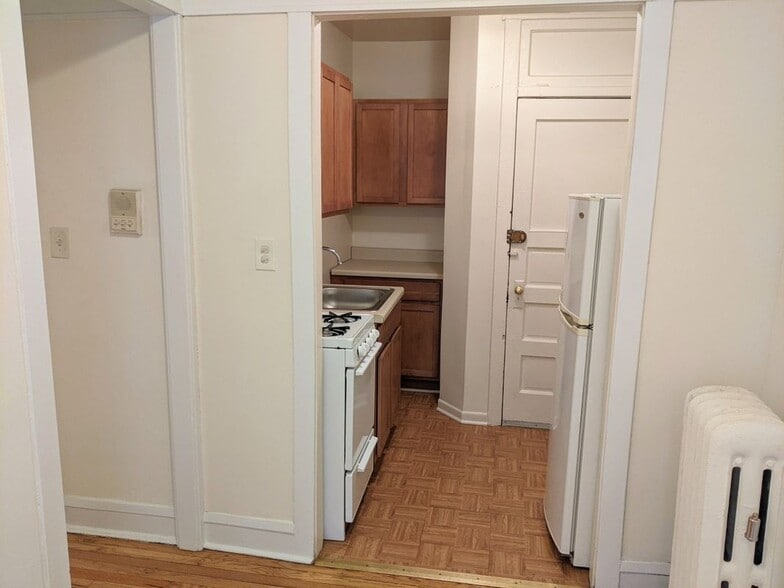 Building Photo - 517 W Brompton Ave