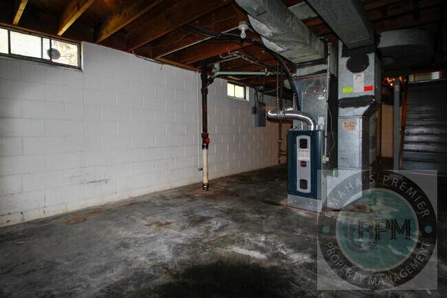 Building Photo - Discover this 3-bedroom, 1-bath home in Omaha, NE,