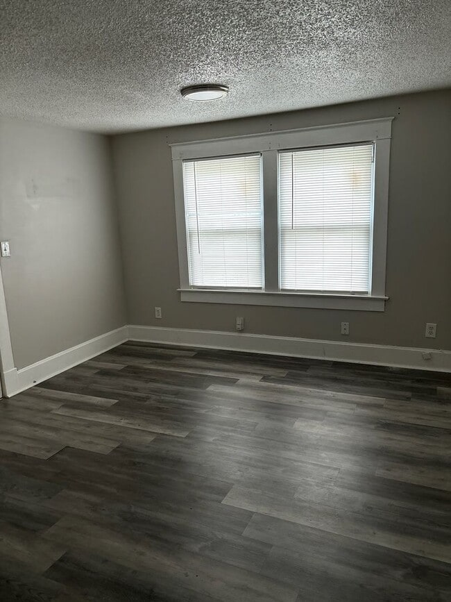 Building Photo - 300 N 16 St
