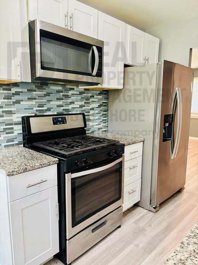 Building Photo - Remodeled 4 Bed/2 Bath Home w/ Garage & Large Backyard
