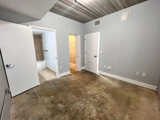 Building Photo - Lofts Oasis #117 - Pet Friendly