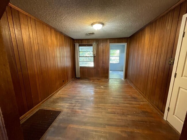 Building Photo - 1303 Warner now available for lease! 3 bed 2 bath.