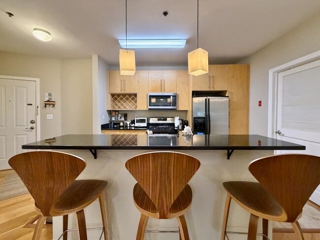 Building Photo - 83 Monroe St