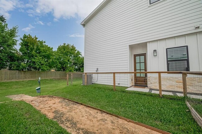 Building Photo - 1111 Bruno Pl