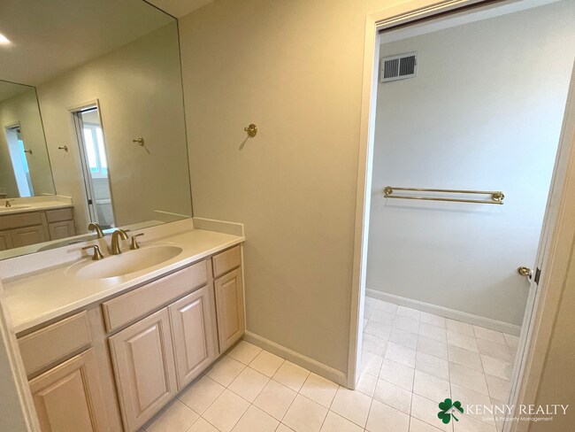 Building Photo - Large 3 Bedroom, 2.5 Bathroom, Great Neigh...