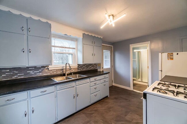 Building Photo - Updated Efficiency Apartment with Modern Kitchen & Bath – Pets Welcome!