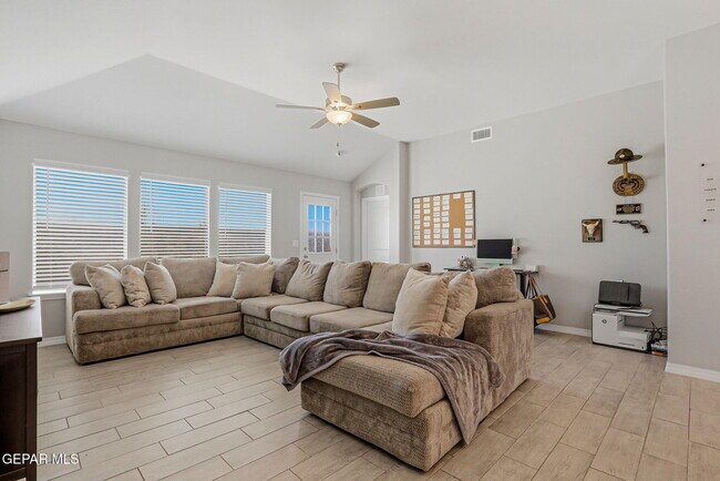 Building Photo - 13912 Loreina Luz Ave