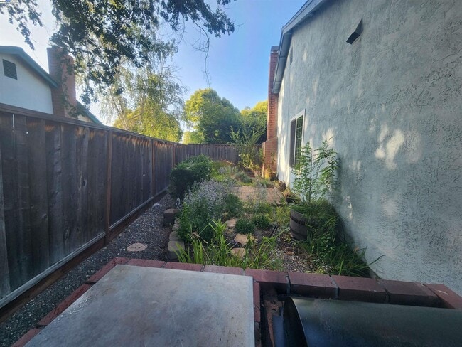 Building Photo - 1733 Carnation Cir