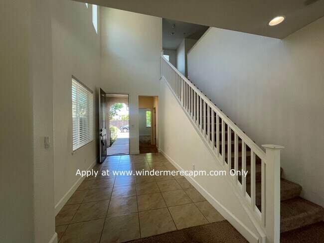Building Photo - 4 BDRM 3 BA Bright Home with Open Kitchen ...