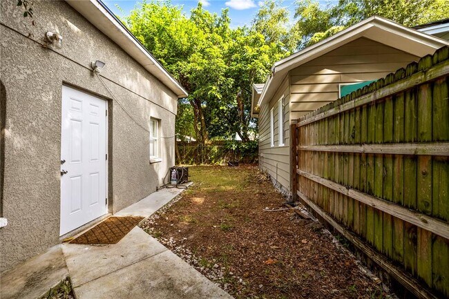 Building Photo - 2708 N Mitchell Ave