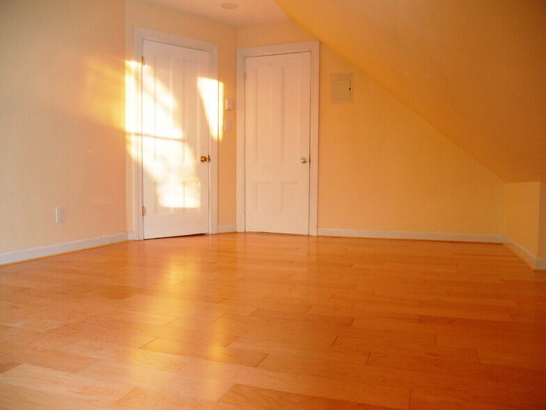 Back Bedroom - 127 BROWN St