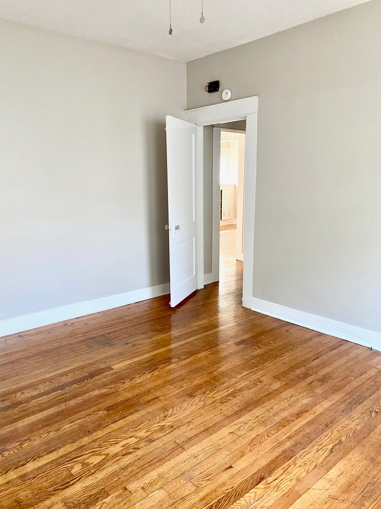 Building Photo - 516 10th Ct S