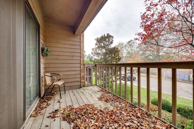 Building Photo - Beautifully remodeled one bedroom, one bath in Lake Wylie Woods!