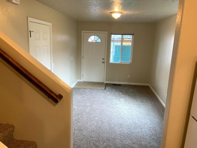 Building Photo - 4 Bedroom 2 Bathroom Home Near Thurston